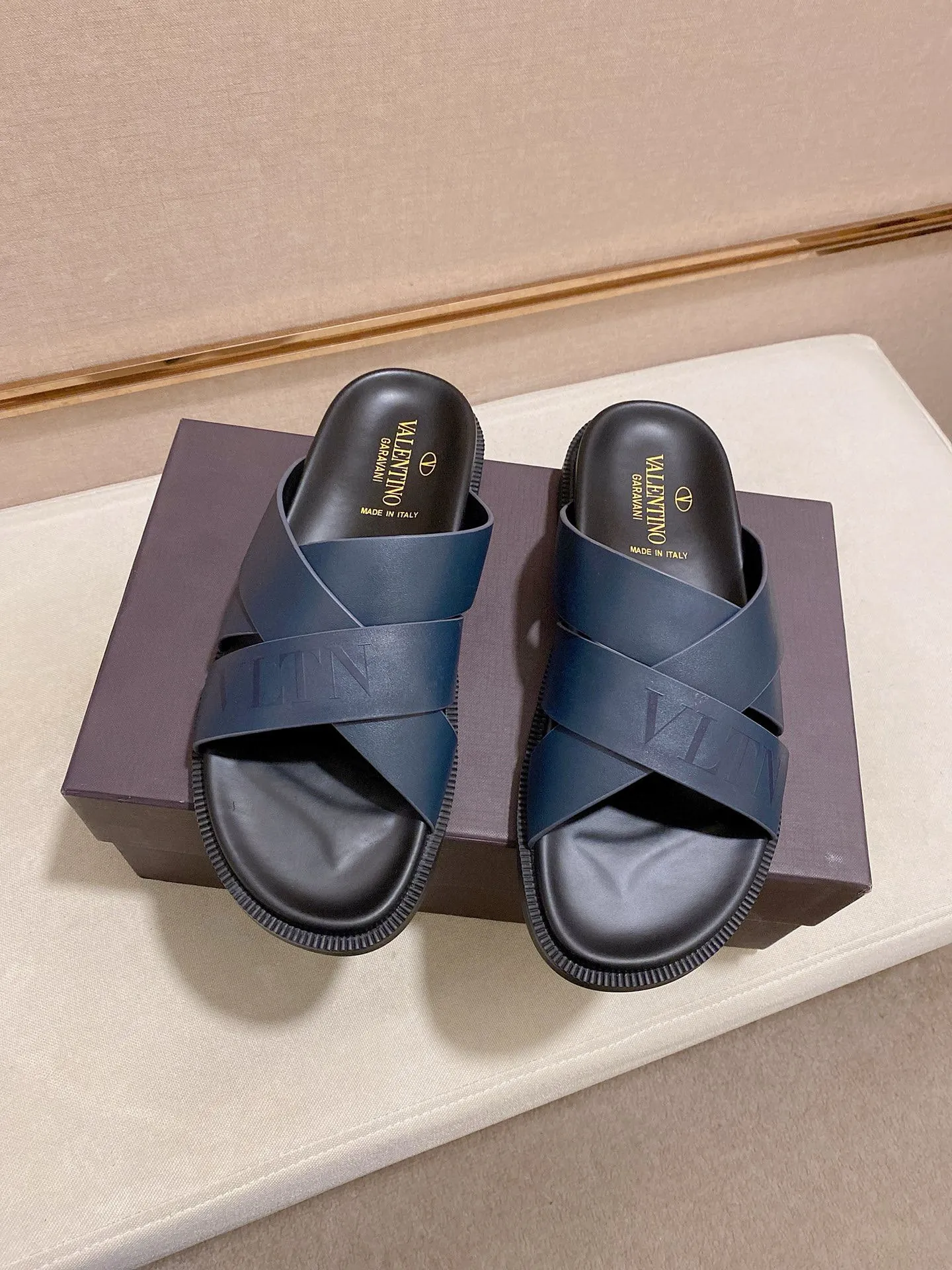 Men's shoes💰: 440💰[Valentino] New men's boutique slippers, counter quality, classic plaid, the actual workmanship is quite complex🔰The uppers are made of imported fabrics➕🐑Sheepskin lining, which tests the craftsman's craftsmanship➕original PU outsole. Size: 38-44 (45 can be customized, non-refundable)